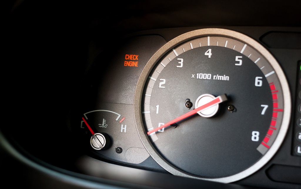 świecąca kontrolka check engine na desce
