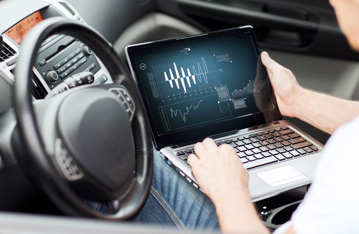 Mężczyzna dokonujący chipowania samochodu w taki sposób by auto nie utraciło gwarancji